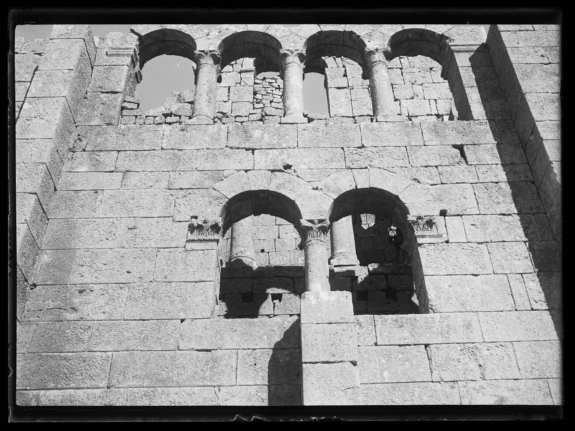 Détail des ouvertures latérales de l'église